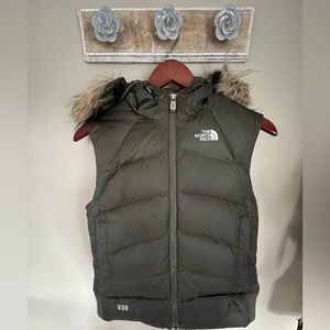 The North Face 550 - hooded fur trim down vest